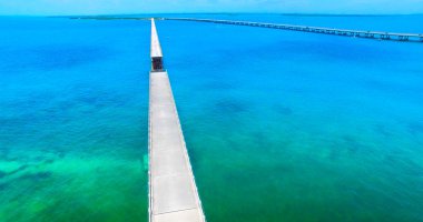 Florida, ABD mavi su üstünde yedi mil köprünün havadan görünümü