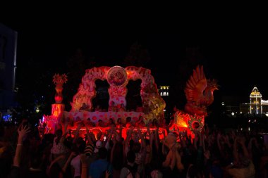 Orlando, ABD-27 Şubat 2017: Orlando, Florida 'da gece Universal Studios at Mardi Gras geçit töreni