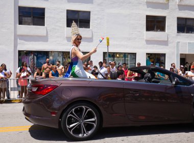 Miami, Florida - Nisan 2016: 8 yıllık Miami Beach Gay Pride Parade katılan kişi