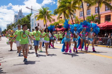 Miami, Florida - Nisan 2016: 8 yıllık Miami Beach Gay Pride Parade katılan kişi