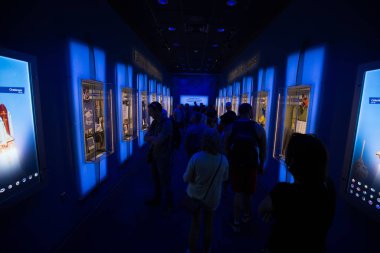 Kennedy Uzay Merkezi'nde sergi izleyen insanlar, Cape Canaveral, Florida, Abd