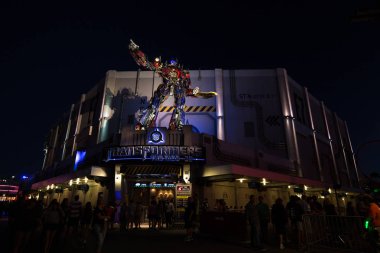 Orlando, Amerika Birleşik Devletleri-11 Mart 2017: Transformers 3D binmek Universal Stüdyoları gece Orlando, Florida giriş