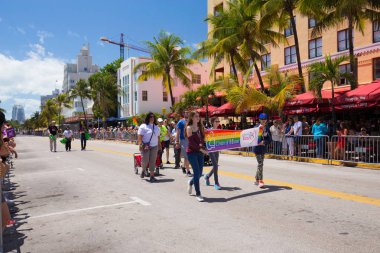 Miami, Florida - Nisan 2016: 8 yıllık Miami Beach Gay Pride Parade katılan kişi