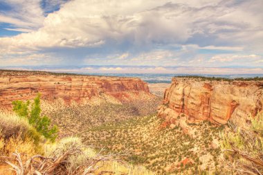Kırmızı kayalar ve dağlar, Arches National Park, çöl vadi, Utah, ABD