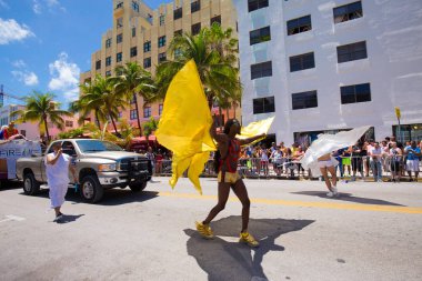 Miami, Florida - Nisan 2016: 8 yıllık Miami Beach Gay Pride Parade katılan kişi