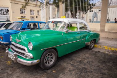 Havana tarihi merkezinin sokakta eski antika arabalar, Küba