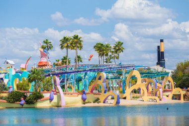 Universal Islands of Adventure tema parkında Orlando, Florida, ABD'deki Universal Orlando Resort'ta roller coaster ve göl