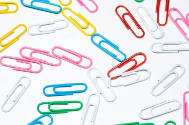 Renkli ofis kağıt üzerinde beyaz izole klip