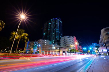 Street Ocean Drive gece görünümü, Miami Beach Art Deco Building, Florida, ABD