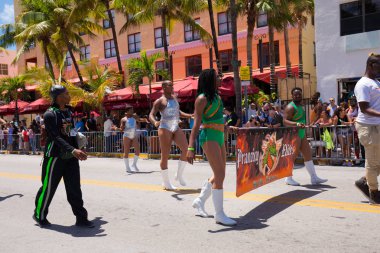 Miami, Florida - Nisan 2016: 8 yıllık Miami Beach Gay Pride Parade katılan kişi
