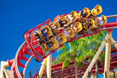 insanlara roller coaster Ride Rockit Rip Universal Orlando Resort, Orlando, Florida, ABD