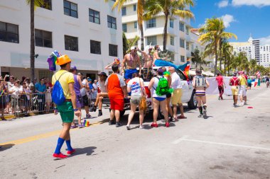 Miami, Florida - Nisan 2016: 8 yıllık Miami Beach Gay Pride Parade katılan kişi