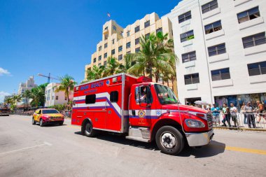 Miami, Florida - Nisan 2016: 8 yıllık Miami Beach Gay Pride Parade katılan kişi