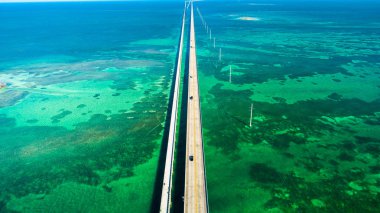 Florida, ABD mavi su üstünde yedi mil köprünün havadan görünümü