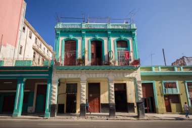 Eski renkli binalar ve Havana, Küba'da tarihi merkezinin sokak