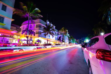 Street Ocean Drive gece görünümü, Miami Beach Art Deco Building, Florida, ABD