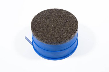 Kase beyaz arka planda siyah havyar