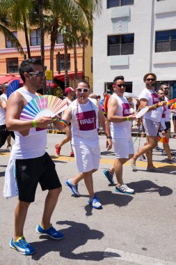 Miami, Florida - Nisan 2016: 8 yıllık Miami Beach Gay Pride Parade katılan kişi