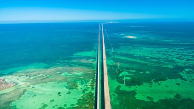 Florida, ABD mavi su üstünde yedi mil köprünün havadan görünümü