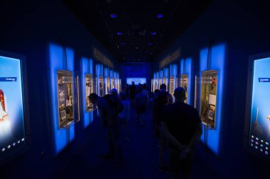 Kennedy Uzay Merkezi'nde sergi izleyen insanlar, Cape Canaveral, Florida, Abd