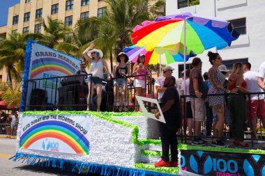 Miami, Florida - Nisan 2016: 8 yıllık Miami Beach Gay Pride Parade katılan kişi