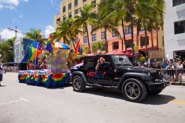 Miami, Florida - Nisan 2016: 8 yıllık Miami Beach Gay Pride Parade katılan kişi