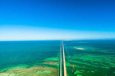 Florida, ABD mavi su üstünde yedi mil köprünün havadan görünümü