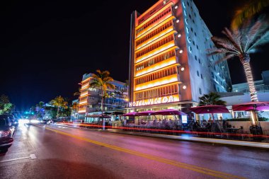 Street Ocean Drive gece görünümü, Miami Beach Art Deco Building, Florida, ABD