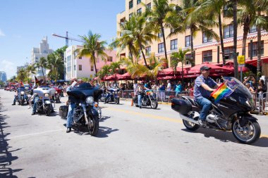 Miami, Florida - Nisan 2016: 8 yıllık Miami Beach Gay Pride Parade katılan kişi