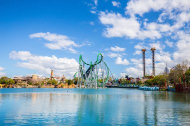 Roller coaster Hulk ve göl Universal Adaları Adventure Theme Park içinde Universal Orlando Resort Orlando, Florida, ABD