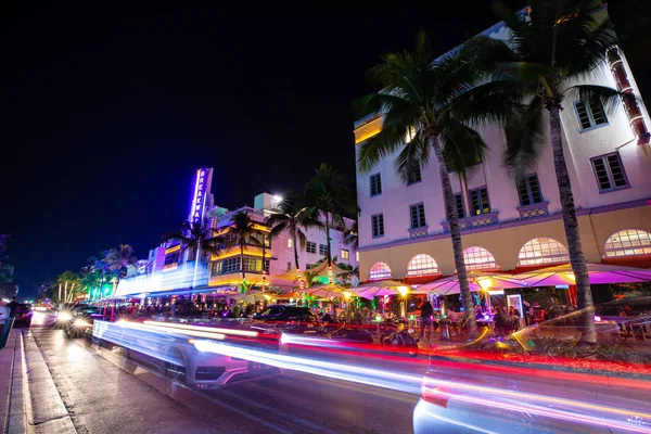 Street Ocean Drive gece görünümü, Miami Beach Art Deco Building, Florida, ABD