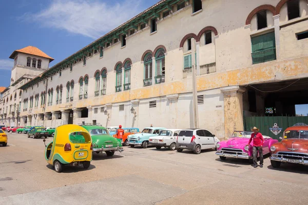 Antiguos Coches Antiguos Calle Del Centro Histórico Habana Cuba —  Fotos de Stock