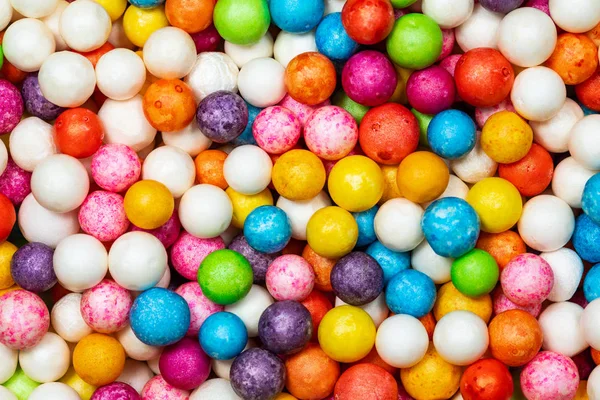 色とりどりの丸いお菓子とカラフルな明るい背景 — ストック写真