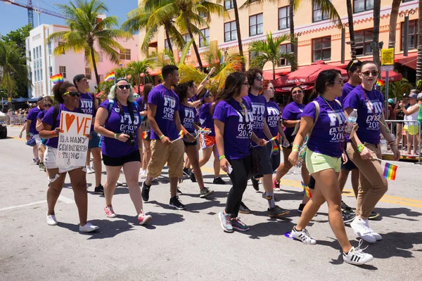 Miami Florida Abril 2016 Personas Que Asisten Desfile Anual Del — Foto de Stock