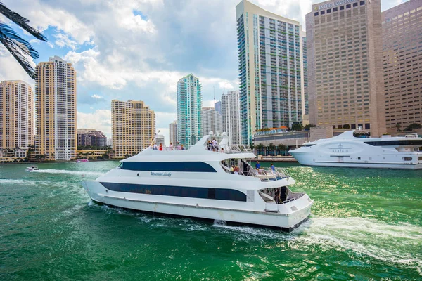 Turist Båt Flyter Grönt Vatten Miami Florida Usa — Stockfoto