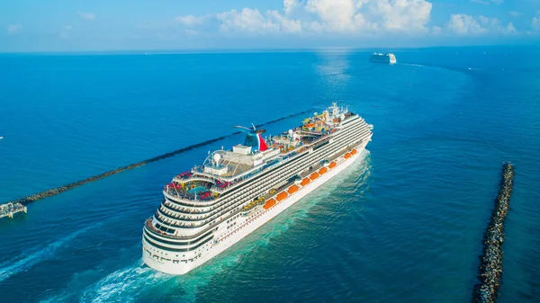 Cruise Gemi (Carnival Magic) girişinden Miami bağlantı noktası, Florida, ABD Atlantik Okyanusu için havadan görünümü