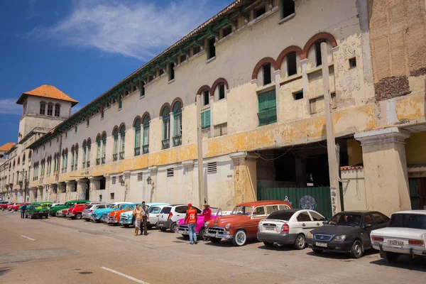 Havana Tarihi Merkezinin Sokakta Eski Antika Arabalar Küba — Stok fotoğraf