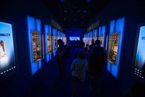 Personas Viendo Exposición Centro Espacial Kennedy Cabo Cañaveral Florida — Foto de Stock