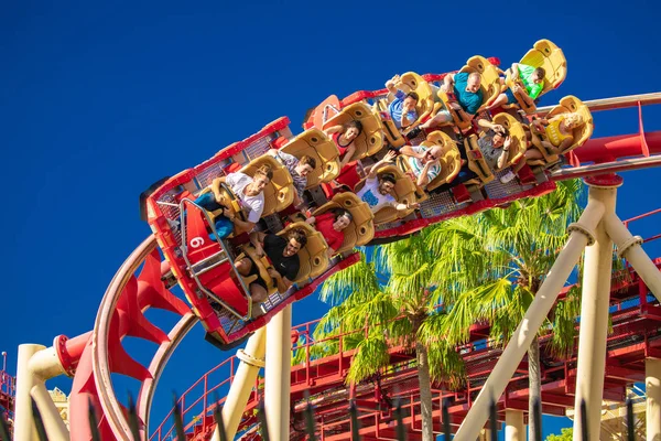 insanlara roller coaster Ride Rockit Rip Universal Orlando Resort, Orlando, Florida, ABD