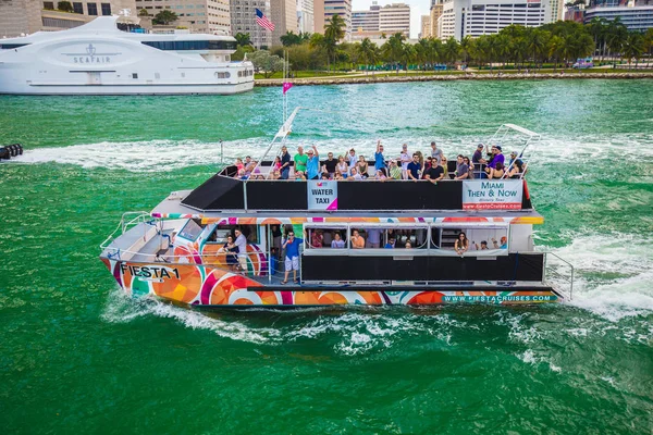 Barco Turístico Flutuando Água Verde Miami Flórida Eua — Fotografia de Stock