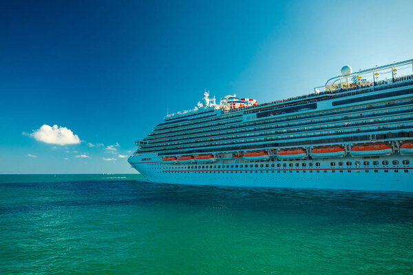 Круизное судно, плывущее в Атлантический океан из порта Майами во Флориде, США
