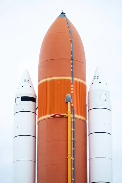 橙色火箭在肯尼迪太空中心在佛罗里达州 — 图库照片