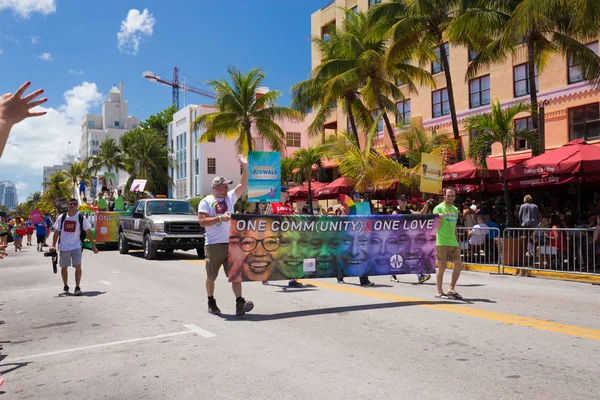 Miami Florida Abril 2016 Pessoas Participando Oitavo Desfile Anual Orgulho — Fotografia de Stock