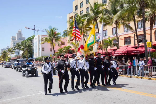 佛罗里达州迈阿密 2016年4月 参加第八届迈阿密海滩同性恋骄傲游行的人 — 图库照片