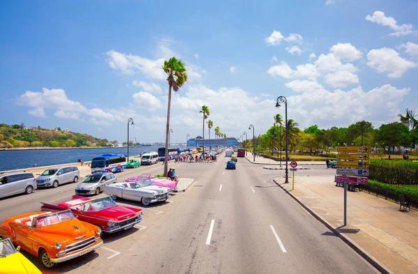 ハバナ キューバの歴史的中心部の通りに古いアンティーク車 — ストック写真