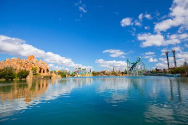 Roller coaster Hulk ve göl Universal Adaları Adventure Theme Park içinde Universal Orlando Resort Orlando, Florida, ABD
