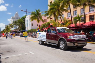 Miami, Florida - Nisan 2016: 8 yıllık Miami Beach Gay Pride Parade katılan kişi