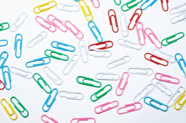 Renkli ofis kağıt üzerinde beyaz izole klip