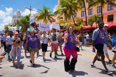 Miami, Florida - Nisan 2016: 8 yıllık Miami Beach Gay Pride Parade katılan kişi