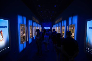 Kennedy Uzay Merkezi'nde sergi izleyen insanlar, Cape Canaveral, Florida, Abd